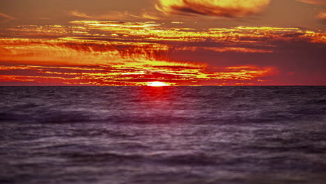 Blick-Auf-Den-Sonnenuntergang-In-Zeitraffern-über-Dem-Horizont-Auf-Dem-Hintergrund-Des-Ozeans