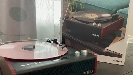 Retro-cool-turntable-with-Built-in-Speakers-and-Dust-Cover