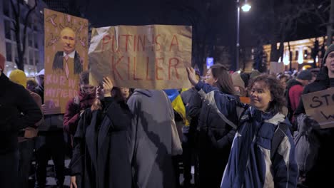 2022-Russische-Invasion-In-Der-Ukraine---Demonstranten-Mit-Plakaten-Mit-Putins-Gesicht-Bei-Einer-Antikriegsdemonstration-In-Warschau-Am-Allerersten-Kriegstag