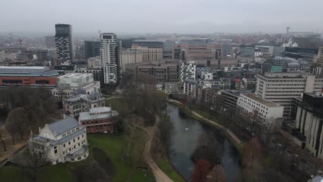 Luftbild-Von-Brüssel,-Das-über-Moderne-Gebäude-Fliegt,-Nach-Links-Schwenkend