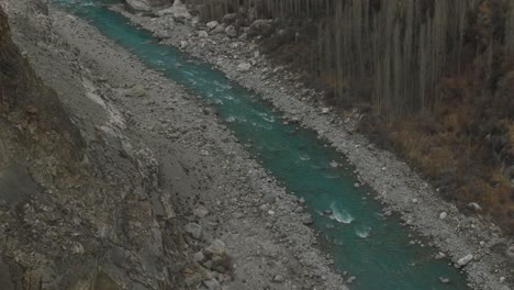 Türkisfarbener-Fluss,-Der-Durch-Den-Hunza-Talboden-Fließt