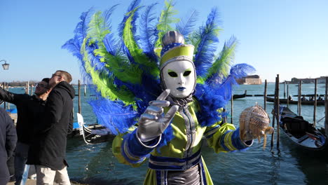 Venitan-masked-masquerade-magician-at-Venice-Carnival