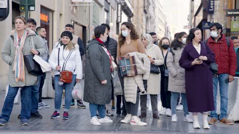 Gente-Multirracial-Esperando-En-El-Centro-De-La-Ciudad-En-El-Cruce-De-Peatones