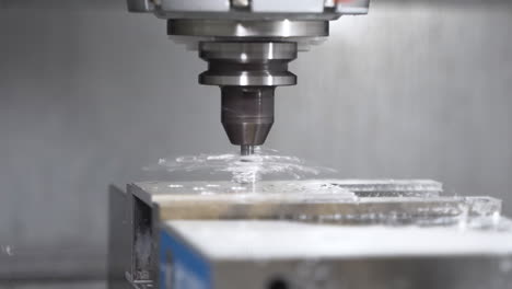 Automatische-CNC-Maschine-Bohrt-Löcher-In-Einen-Stahlblock-Und-Erzeugt-Trümmer
