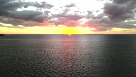 Sonnenuntergang-Von-Der-Drohne-Am-Strand-An-Der-Westküste-Der-Karibik-Von-Puerto-Rico