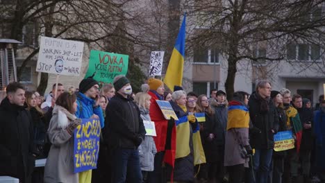 Leute-Mit-Ukrainischen-Heraldika,-Die-Aus-Protest-In-Vilnius-Zusammenstehen