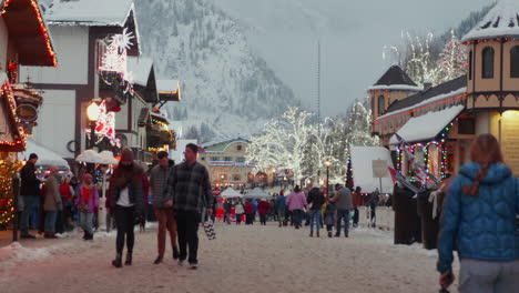 Leavenworth,-WA,-USA---:-People-on-the-streets-of-Leavenworth-Bavarian-Village-during-annual-Christmas-Lighting-Festival