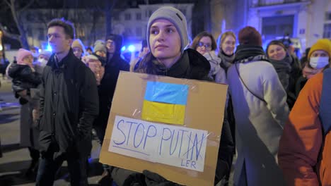 2022-Russland-Einmarsch-In-Die-Ukraine---Mädchen,-Das-Am-Allerersten-Kriegstag-Bei-Einer-Antikriegsdemonstration-In-Warschau-Eine-Tafel-Mit-Der-Selbstgemachten-Ukrainischen-Flagge-Und-Dem-Slogan-Hält