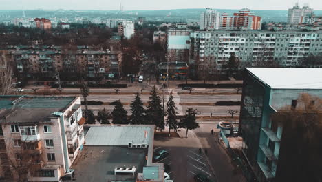 Fliegen-über-Die-Gebäude-Und-Die-Straße-In-Chisinau,-Moldawien