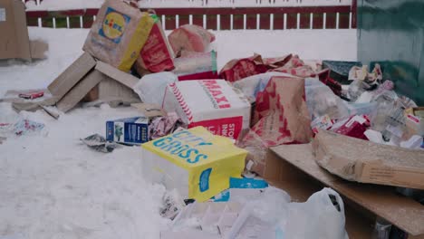 Müll-Und-Müll,-Der-Im-Winter-Mit-Schnee-Aus-Dem-Müllcontainer-Geworfen-Wird---Handgehaltener-Weitschuss