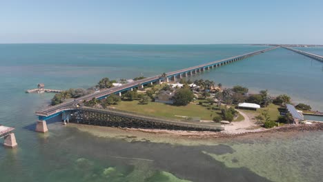 Pigeon-Key-Florida-Keys-Seven-Mile-Bridge-Tourismus-Tropisch-Urlaubsziel-Winter-Sommer-Warmes-Klares-Wasser-Angeln-Bootfahren-Luftdrohne