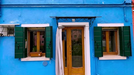 Sideways-view-of-Burano-Colorful-houses-in-Venetian-lagoon,-in-Italy