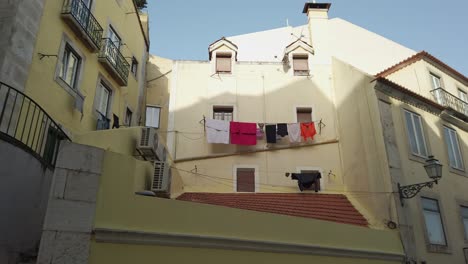 Ropa-De-Color-Secándose-Detrás-De-Un-Edificio-En-Lisboa