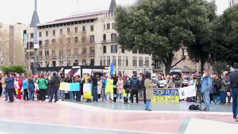 Marsch-Ukrainischer-Demonstranten-Gegen-Die-Russische-Aggression-Mit-Bannern-Und-Ukrainischen-Fahnen-In-Barcelona
