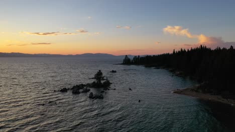 Ruhige-Ansicht-Am-Lake-Tahoe-Während-Der-Abenddämmerung-In-Kalifornien,-Vereinigte-Staaten