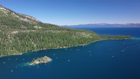 Aerial-View-Of-Boats-On-The-Scenic-Lake-Tahoe,-California,-USA---drone-shot