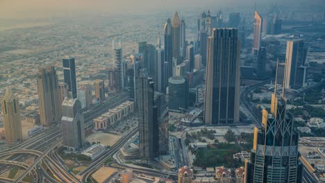 Dubai-Vereinigte-Arabische-Emirate-Blick-Von-Der-Spitze-Des-Burj-Khalifa-über-Die-Autobahn-Der-Stadthochhäuser-Mit-Autos-Unten-Und-Wolken-Während-Des-Tages