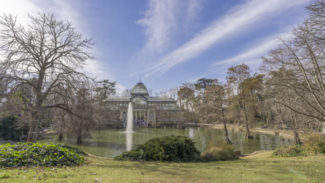 Cristal-Palace-Des-Buen-Retiro-Parks-In-Madrid-Tagsüber-Zeitraffer-4k-60fps