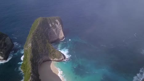 Espectacular-Vista-Aérea-Vuelo-Lentamente-Incline-Hacia-Arriba-Vuelo-De-Drones-Sobre-Y-En-Las-Nubes-Kelingking-Beach-En-Nusa-Penida-En-Bali-Indonesia-Es-Como-Parque-Jurásico