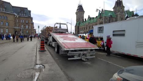 Civilians-and-trucks-on-the-streets-of-Canada-protesting,-2022-news