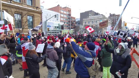 Massen-Von-Menschen-Protestieren-Bei-Freiheitskonvoi-Protest-In-Kanada,-Ontario