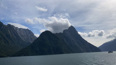 Gran-Pico-De-La-Montaña,-Crucero-Milford-Sound-En-El-Parque-Nacional-De-Fiordland,-Nueva-Zelanda