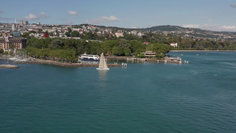 Antenne-Des-Segelboots,-Das-An-Einem-Schönen-Sommertag-Den-Hafen-Am-Genfer-See-Verlässt