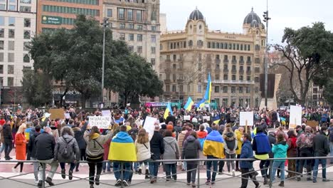 Gruppe-Von-Ukrainern,-Die-Gegen-Den-Krieg-Protestieren,-Der-Von-Russland-In-Barcelona-Begonnen-Wurde