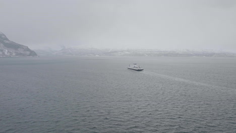 Ferry-Entre-Olddalen-Y-Lyngseidet-En-Kåfjord,-Noruega