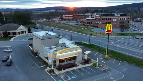 McDonalds-Fast-Food-Restaurant-Lebensmittelkette-Bei-Sonnenuntergang