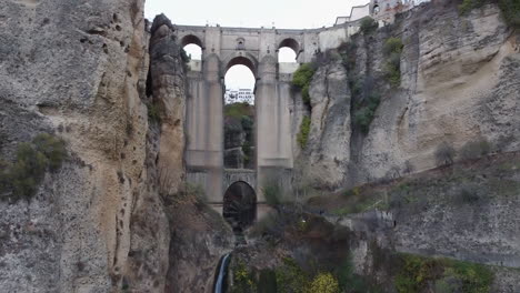 Aufsteigende-Antenne-Der-Atemberaubenden-Archbrücke-Puente-Nuevo-In-Ronda,-Spanien