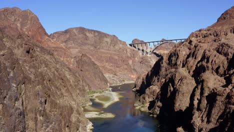 Luftaufnahme-über-Den-Colorado-River-Inmitten-Der-Klippen-Von-Kingman,-Nevada,-USA---Verfolgung,-Drohnenaufnahme