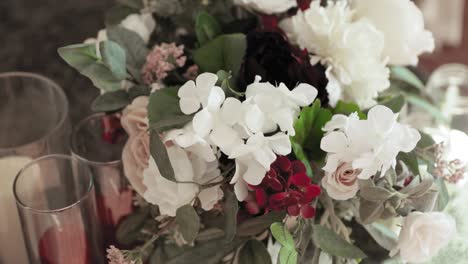 Wunderschöner-Blumenstrauß-Aus-Roten-Und-Weißen-Blumen-Und-Kerzen-Auf-Einem-Tisch-Als-Dekoration-Für-Ein-Hochzeitsessen