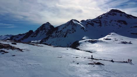 Vista-Aérea-De-Un-Barranco-De-Montaña-Cubierto-De-Nieve-Durante-El-Invierno