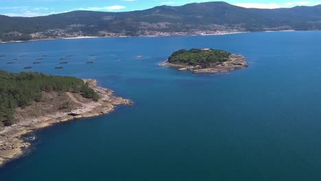 Luftaufnahme-Von-Illa-De-Creba-Mit-Muschelfarmen-In-Ria-Muros-Y-Noya-Galizien-Spanien
