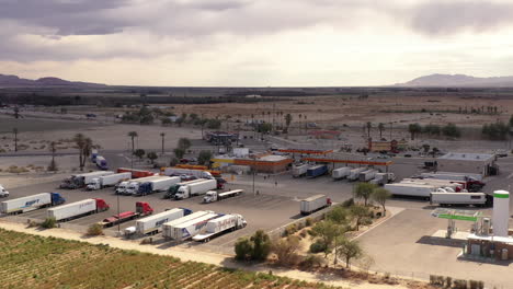 Truck-Stop-Der-Liebe-In-Coachella,-Kalifornien,-Riverside-County,-USA,-Drohnenumlaufbahn