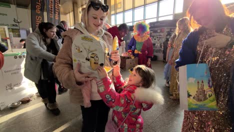 Freiwillige-Verteilen-Spielzeug-An-Ukrainische-Flüchtlingskinder