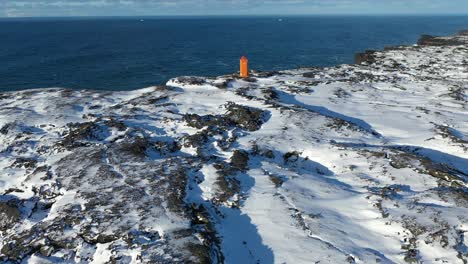 Überflug-Des-Isländischen-Leuchtturms-Per-Drohne