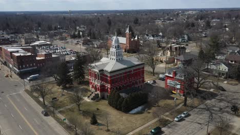 Historic-Eaton-County-courthouse-in-Charlotte,-Michigan-with-drone-flying-over-side