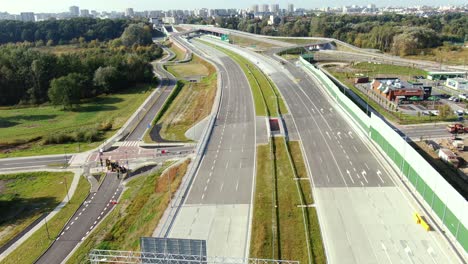 Drohnenaufnahme-Autobahn-Autobahn-Mit-Fahrspuren-Mit-Tunnel-Und-Viadukten-Außerhalb-Der-Stadt-Warschau,-Polen