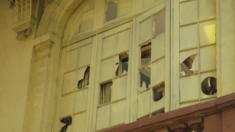 In-Colonia-Juárez,-Mexiko-Stadt,-Sind-Die-Fenster-Eines-Ehemals-Großartigen-Alten-Gebäudes-Eingeschlagen,-Das-Jetzt-Verfallen-Und-Verlassen-Ist