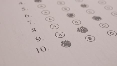 Schüler-Mit-Bleistift,-Der-Einen-Multiple-Choice-Test-Durchführt