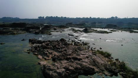 Luftweiterleitung-über-Den-Wunderschönen-Narmada-Fluss-In-Gujrat,-Indien,-Umgeben-Von-Tropischen-Grünen-Wäldern-Im-Hintergrund-An-Einem-Hellen-Sonnigen-Tag