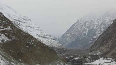 Picos-De-Las-Montañas-Del-Valle-De-Hunza-En-Un-Día-Soleado-De-Verano-En-Pakistán