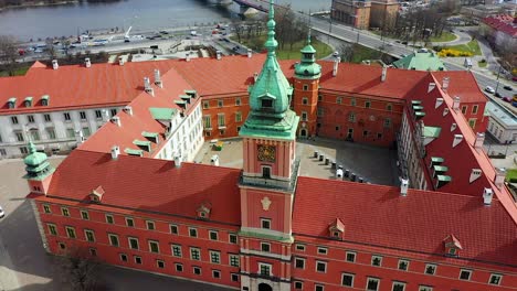 Aerial-view-around-the-clock-tower-of-the-Royal-castle-in-Warsaw,-sunny,-spring-day-in-Poland---circling,-drone-shot
