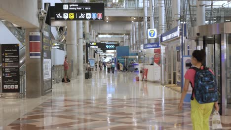 Pov-Im-Abflugterminal-Des-Flughafens-Suvannabhumi-Mit-Vielen-Passagieren-Während-Des-Covid-ausbruchs