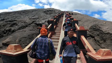 Turistas-Que-Suben-Por-Las-Escaleras-Hasta-La-Cima-Del-Monte-Bromo-Para-Ver-El-Cráter
