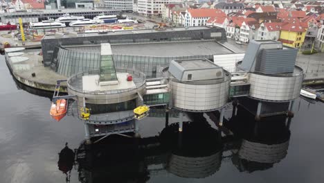 Erdölmuseum-In-Stavanger,-Norwegen---Schöne-Luftaufnahme,-Die-Eine-Plattformstruktur-Im-Meer-Zeigt,-An-Deren-Seite-Ein-Rettungsboot-Hängt