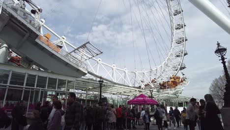 Tourists-Walking-Past-Queue-For-London-Eye-Before-It-Opens-On12-April-2022