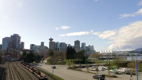 Vista-Panorámica-Del-Lugar-De-Canadá-Y-Los-Edificios-Del-Paisaje-Urbano-Desde-La-Estación-De-Tren-Frente-Al-Mar-En-Vancouver,-Canadá